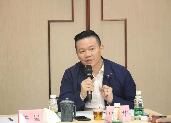 图为分为发起牵头单位 宝力控股集团任德华董事长发言